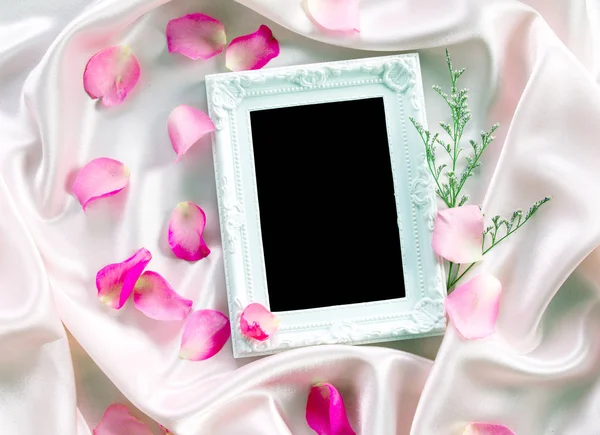 El marco Vacío fotográfico con el ramo las rosas dulces rosadas por el pétalo —  Fotos de Stock