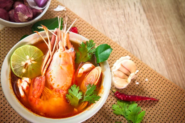 Close up Asian Sopa picante con camarones en un tazón, famoso foo tailandés — Foto de Stock
