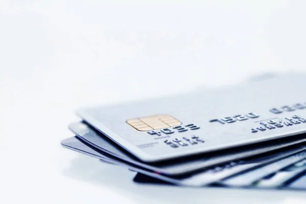 Cierre el apilamiento de tarjetas de crédito con DOF extremadamente poco profundo — Foto de Stock