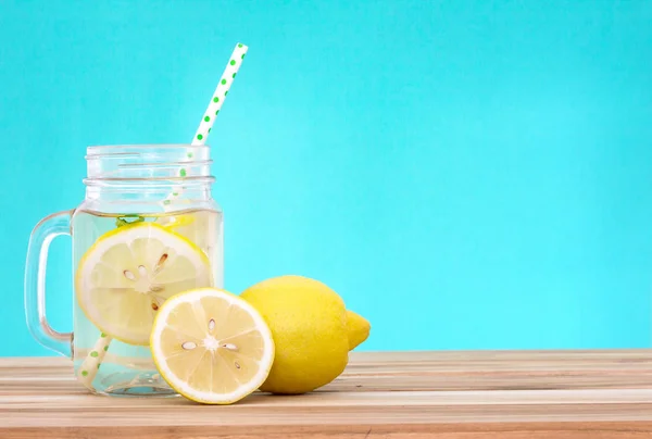 Цитрусовый лимонад с нарезанным лимоном, здоровым и детоксикационным ватом — стоковое фото