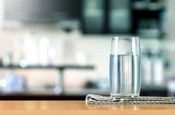 Bicchiere di acqua purificata sul tavolo bar in cucina — Foto Stock