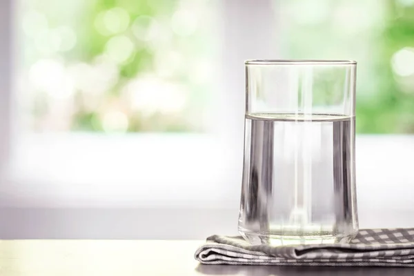 Eau de boisson fraîche purifiée de la bouteille sur la table dans la vie ro — Photo