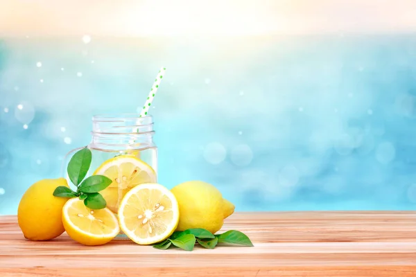 Agua de limonada cítrica con rodajas de limón, sana y desintoxicante —  Fotos de Stock