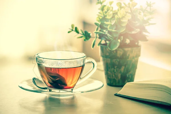 Zblízka teplé černý čaj šálek na dřevěný stůl v obývacím pokoji, re — Stock fotografie