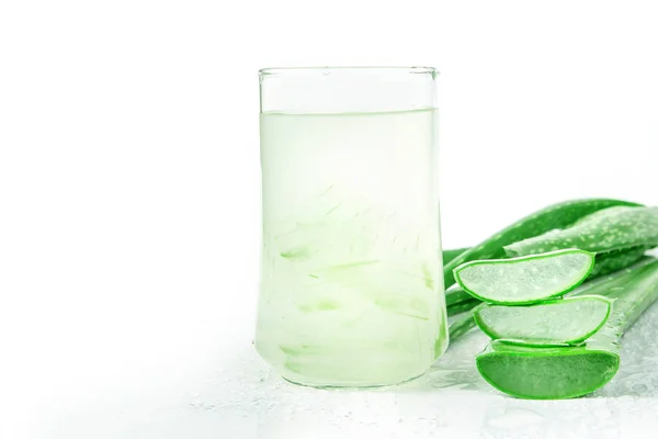 Zumo de Aloe Vera Bebida saludable sobre fondo blanco —  Fotos de Stock