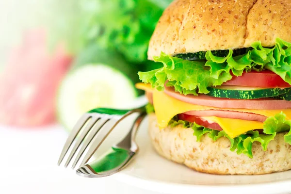 Sanduíches de hambúrguer pão com bacon, presunto e queijo com vegetab — Fotografia de Stock