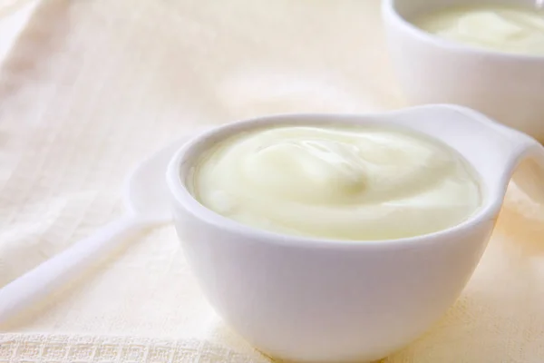 Primer plano natural yogur blanco cremoso en la taza — Foto de Stock