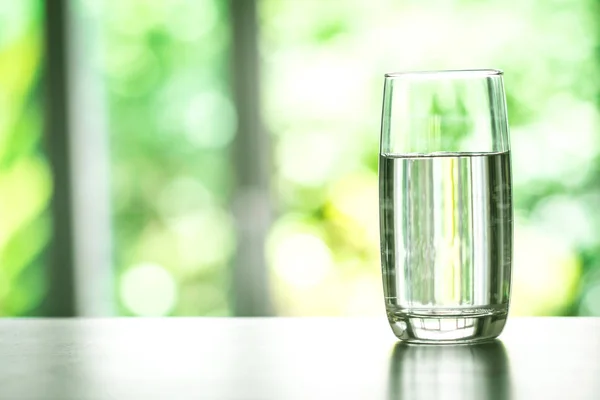 Fermer l'eau potable fraîche purifiée de la bouteille sur la table dans — Photo