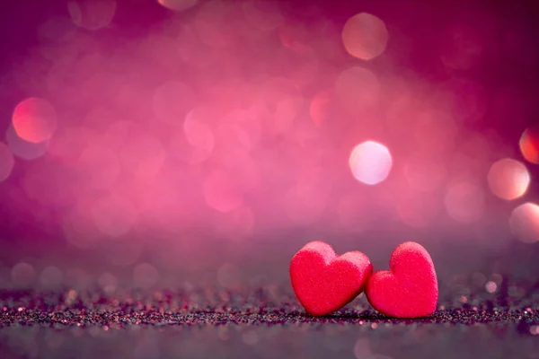 Красное сердце формы на абстрактном светлом фоне блесток в любви ко — стоковое фото