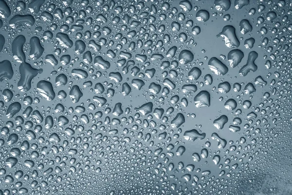Abstrakt vattendroppe på ytan av färsk mörk grå bak — Stockfoto