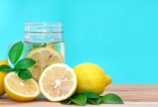 Agua de limonada cítrica con rodajas de limón, sana y desintoxicante —  Fotos de Stock