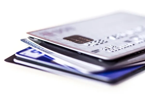 Fermer l'empilement des cartes de crédit avec DOF extrêmement peu profonde — Photo