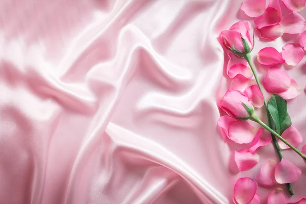 부드러운 핑크 실크 직물, romanc에 꽃다발 달콤한 핑크 장미 꽃잎 — 스톡 사진
