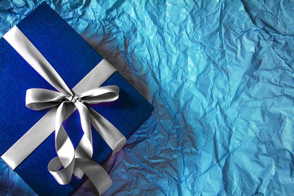 Le coffret cadeau bleu foncé avec décoration ruban sur pap bleu polka — Photo