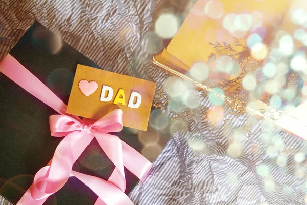 La caja de regalo azul oscuro con decoración de cinta rosa y Love Dad — Foto de Stock