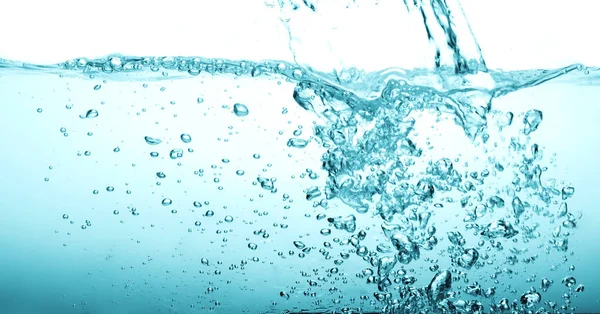 Cerrar azul Salpicadura de agua con burbujas sobre fondo blanco — Foto de Stock