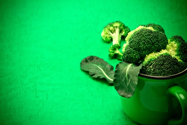 Brócolis fresco sobre fundo verde, natureza conceito de comida verde — Fotografia de Stock