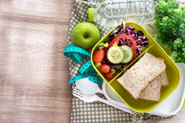 Sano Lunch box con pane di grano e bottiglia di acqua dolce — Foto Stock