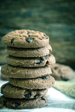 Peçete ahşap b ile yığılmış çikolatalı çerezleri kapatmak