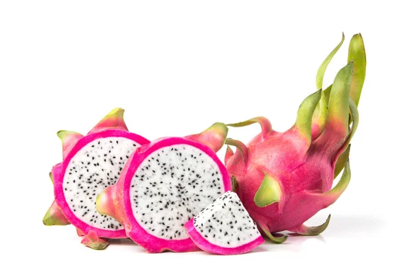 Färsk Dragon frukten eller Pitahaya frukt isolerad på vita bac — Stockfoto