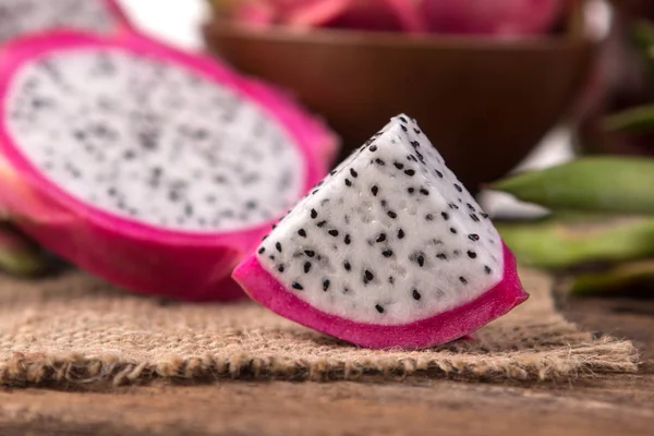 Close-up van gesneden verse Dragon fruit of pitahaya's fruit op de woo — Stockfoto