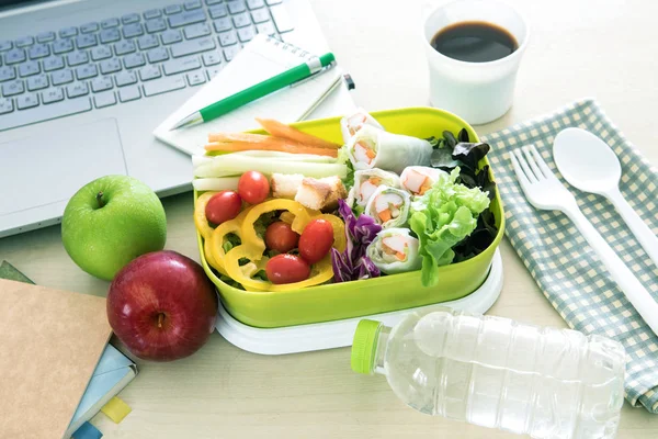 Chiudere la scatola da pranzo verde sul posto di lavoro della scrivania, Guarire — Foto Stock