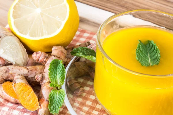 Чашку куркумы с лимоном и имбирем, Выгоды для reduc — стоковое фото