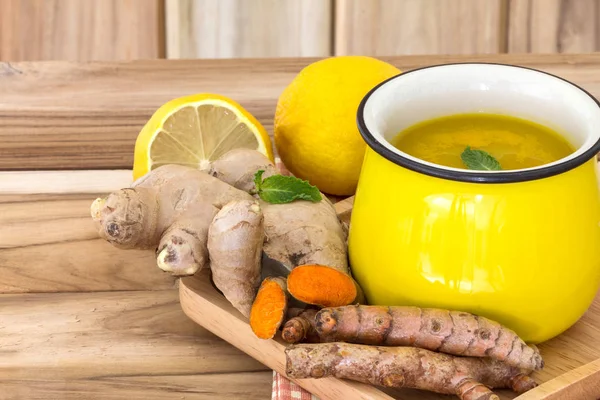 Una taza de té de cúrcuma con limón y jengibre, Beneficios para reducir — Foto de Stock