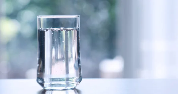 Крупним планом очищена свіжа питна вода з пляшки на столі — стокове фото