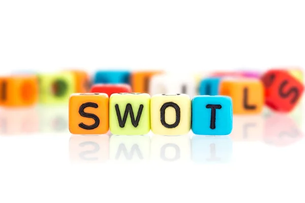 Colorato cubo parola di SWOT, analisi di business per i punti di forza, Noi — Foto Stock