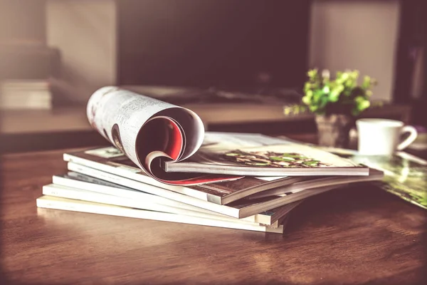 Selectieve aandacht van stapelen tijdschrift plaats op tafel in levende r — Stockfoto