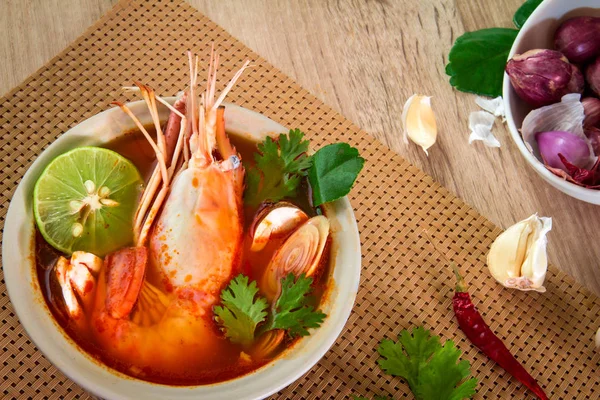 Tutup Asia sup pedas dengan udang dalam mangkuk, terkenal Thai foo — Stok Foto