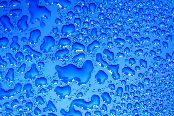 La gota Abstracta de agua sobre la superficie del fondo azul fresco — Foto de Stock