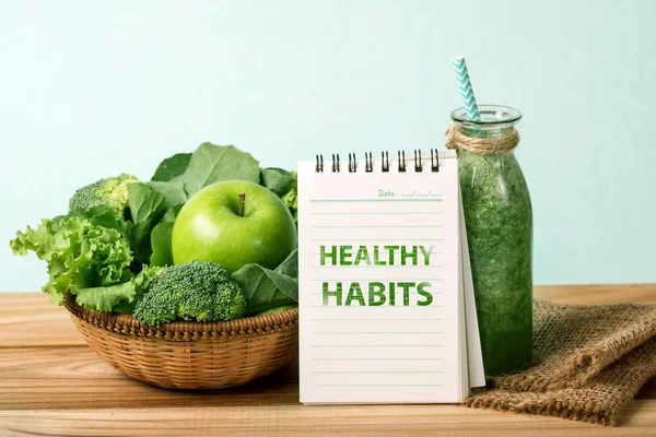 A mensagem HABITS Saudáveis e o batido verde fresco Saudável — Fotografia de Stock