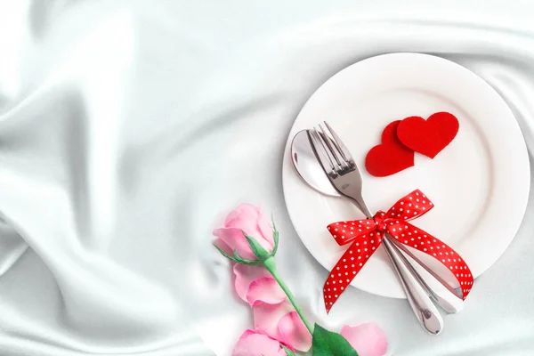 Red heart shape with White empty plate with fork and spoon on wh — Stock Photo, Image