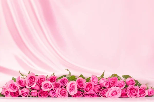 부드러운 하얀 실크 직물에 꽃다발 달콤한 핑크 장미 꽃잎 , — 스톡 사진
