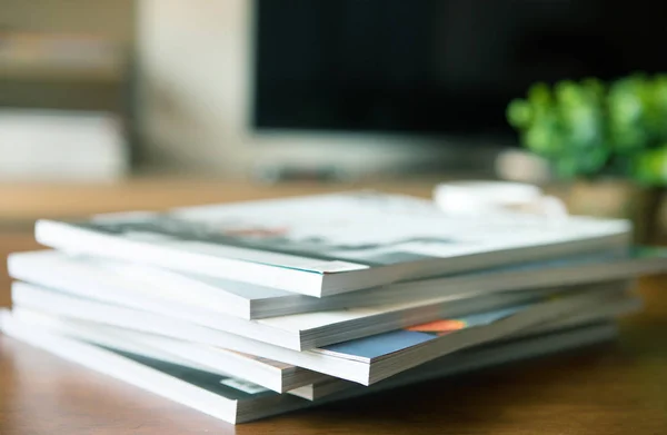 Selectieve aandacht van stapelen tijdschrift plaats op tafel in levende r — Stockfoto