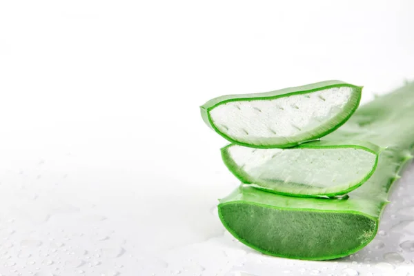 Affettato e foglia di aloe vera fresca su sfondo bianco, nat — Foto Stock