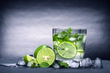 Taze mojito taze limon ve nane yaprağı ile kokteyl kadar kapatın 