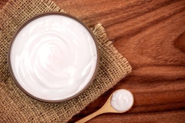 Ahşap masa, üstten görünüm veya o beyaz kremalı ev yapımı yoğurt