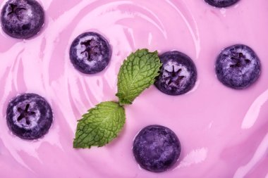 pembe kremalı ev yapımı yaban mersini meyve yoğurt ile kapatmak 