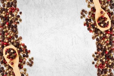 Karabiber beyaz grunge backgro üzerinde Karma türü kapatın