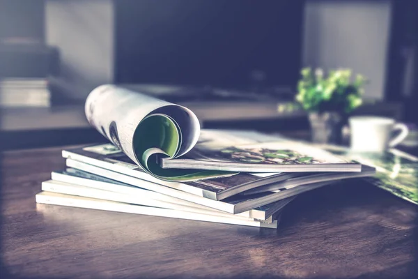 Selectieve aandacht van stapelen tijdschrift plaats op tafel in levende r — Stockfoto