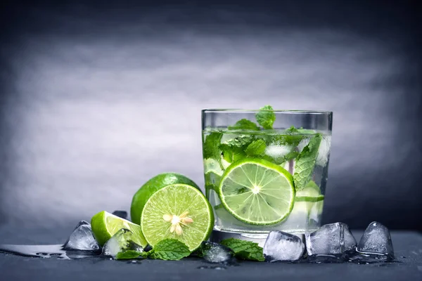 Close-up van verse mojito cocktail met verse limoen en muntblad op — Stockfoto