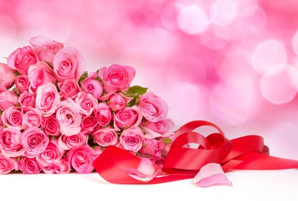 Bukett söta rosa rosor kronblad på söta rosa bakgrund, rom — Stockfoto