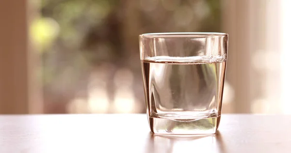 Chiudere l'acqua fresca purificata dalla bottiglia sul tavolo — Foto Stock