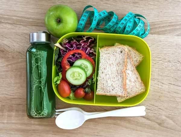 La scatola sana pranzo con pane di grano e verdura verde e f — Foto Stock