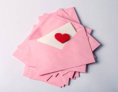 pembe Zarflar ve posta letter kağıt yığınlama ve th kadar yakın