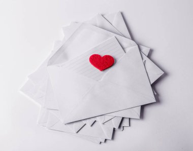 Beyaz Zarflar ve posta mektup kağıt ve t yığınlama kadar kapatın