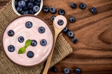 pembe kremalı ev yapımı yaban mersini meyve yoğurt fre ile kapatmak